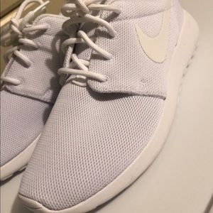 BRAND NEW NIKE ROSHES